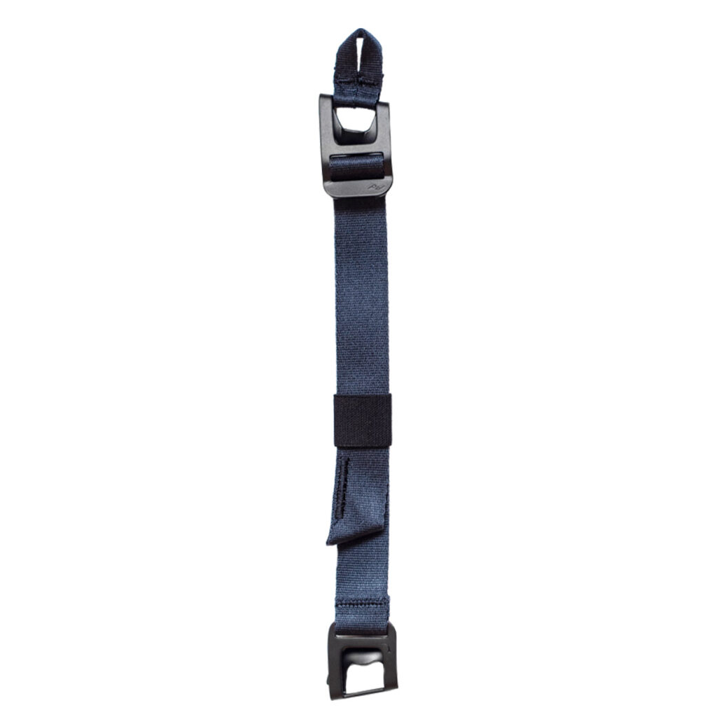 Peak-Design-spareparts-sternum-strap-v2-midnight--1 Peak Design Spareparts V2 Everyday Backpack V2 Sternum Strap in Midnight sisältää sinisen nailonhihnan, jonka molemmissa päissä on mustat muovisoljet, jotka näkyvät tasaisesti valkoisella pohjalla.