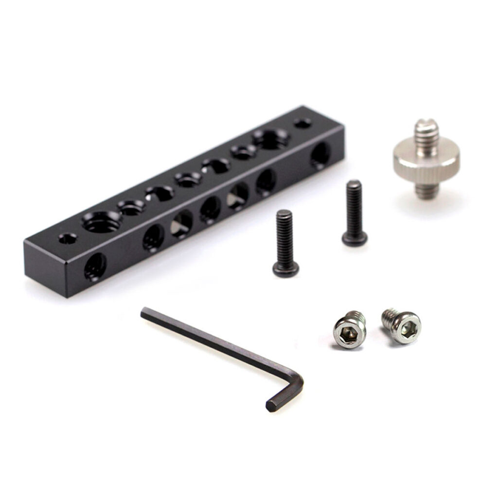 SmallRig-1091-4 SmallRig 1091 Cheese Bar, jossa on 1/4" ja 3/8" ruuvinreiät, kaksi mustaa ruuvia, kaksi hopeaa ruuvia, hopeinen sovitin ja pieni kuusiokoloavain on sijoitettu valkoiselle taustalle.