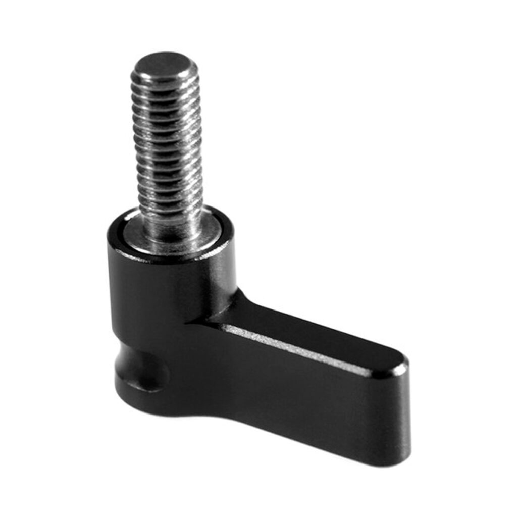 SmallRig-1566 SmallRig 1566 Black Ratchet Wingnut M5-kierteellä on musta metalliviimeistely, siiven muotoinen kahva ja kierteitetty akseli käsin kiristettäviä säätöjä varten ilman työkaluja, kuvassa valkoisella pohjalla.