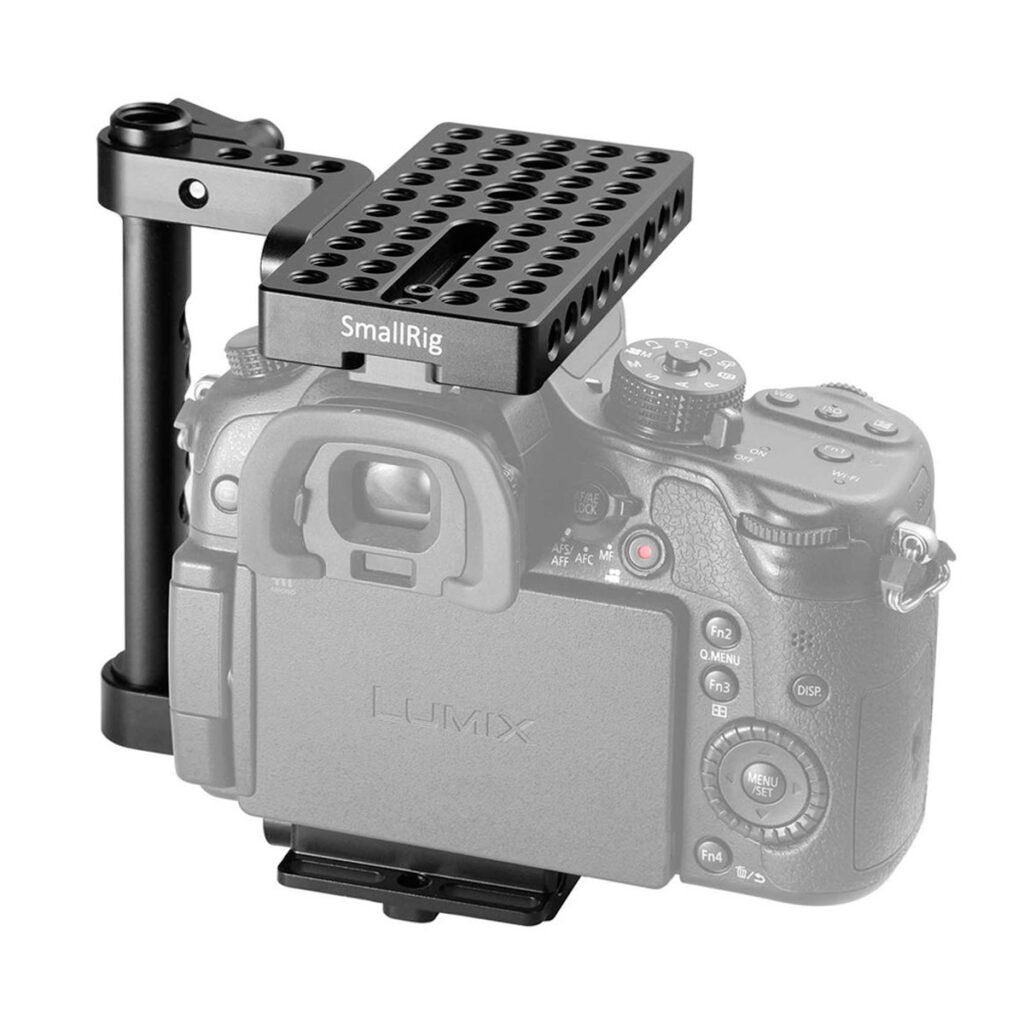 SmallRig-1658-2 Panasonic Lumix -kamera, joka on varustettu mustalla SmallRig 1658 Half Cage VersaFrame -rungolla ja juustolevyllä, jossa on useita lisävarusteiden kiinnitysreikiä.