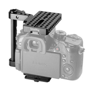 SmallRig-1658-2 Panasonic Lumix -kamera, joka on varustettu mustalla SmallRig 1658 Half Cage VersaFrame -rungolla ja juustolevyllä, jossa on useita lisävarusteiden kiinnitysreikiä.