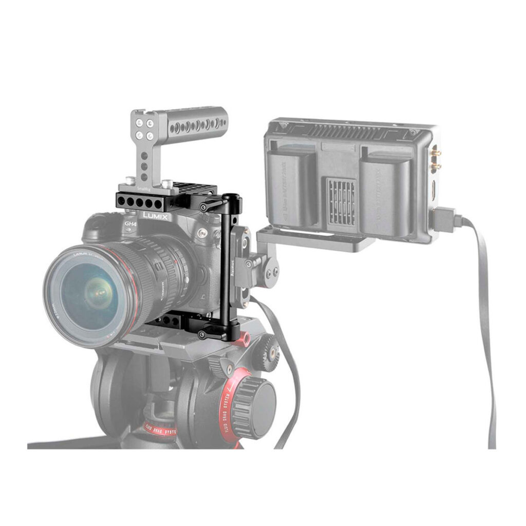 SmallRig-1658-3 Ammattikäyttöön tarkoitetussa videokamerarigissä on Lumix-kamera SmallRig 1658 Half Cage VersaFrame -rungossa, johon on liitetty kaapeleilla ulkoinen näyttö ja jonka virtalähteenä on kaksi takapuolen akkua.