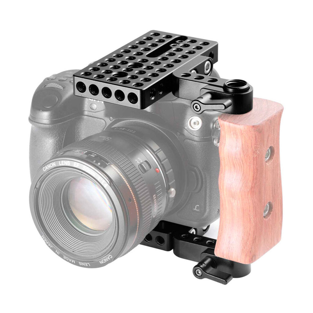 SmallRig-1658-4 DSLR-kamera on asennettu SmallRig 1658 Half Cage VersaFrame -runkoon, joka on musta metallirunko, jossa on useita kierteitettyjä reikiä ja puinen oikeanpuoleinen kahva vakauden parantamiseksi ja lisävarusteiden kiinnittämisen helpottamiseksi.