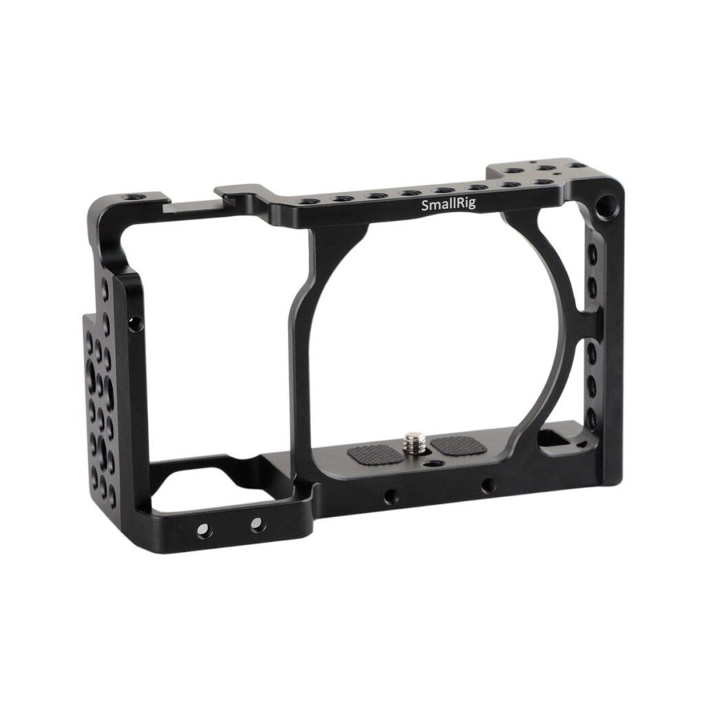 SmallRig-1661-2 SmallRig 1661 Cage for Sony A6000/A6300/A6500 on musta metallinen kamerahäkki, jossa on useita kiinnitysreikiä ja joka on suunniteltu pitämään kamera tukevasti paikallaan ja suojaamaan sitä samalla, kun lisävarusteet on helppo kiinnittää.