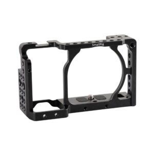 SmallRig-1661-2 SmallRig 1661 Cage for Sony A6000/A6300/A6500 on musta metallinen kamerahäkki, jossa on useita kiinnitysreikiä ja joka on suunniteltu pitämään kamera tukevasti paikallaan ja suojaamaan sitä samalla, kun lisävarusteet on helppo kiinnittää.