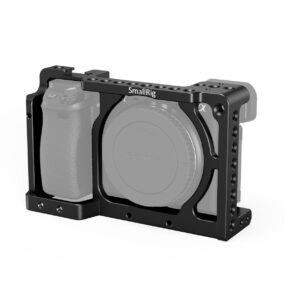 SmallRig-1661 Musta metallinen SmallRig 1661 Cage for Sony A6000/A6300/A6500 sopii kameran rungon ympärille ja tarjoaa kiinnityspisteitä ja suojaa samalla, kun ohjaimiin ja objektiivin kiinnitykseen on täysi pääsy.