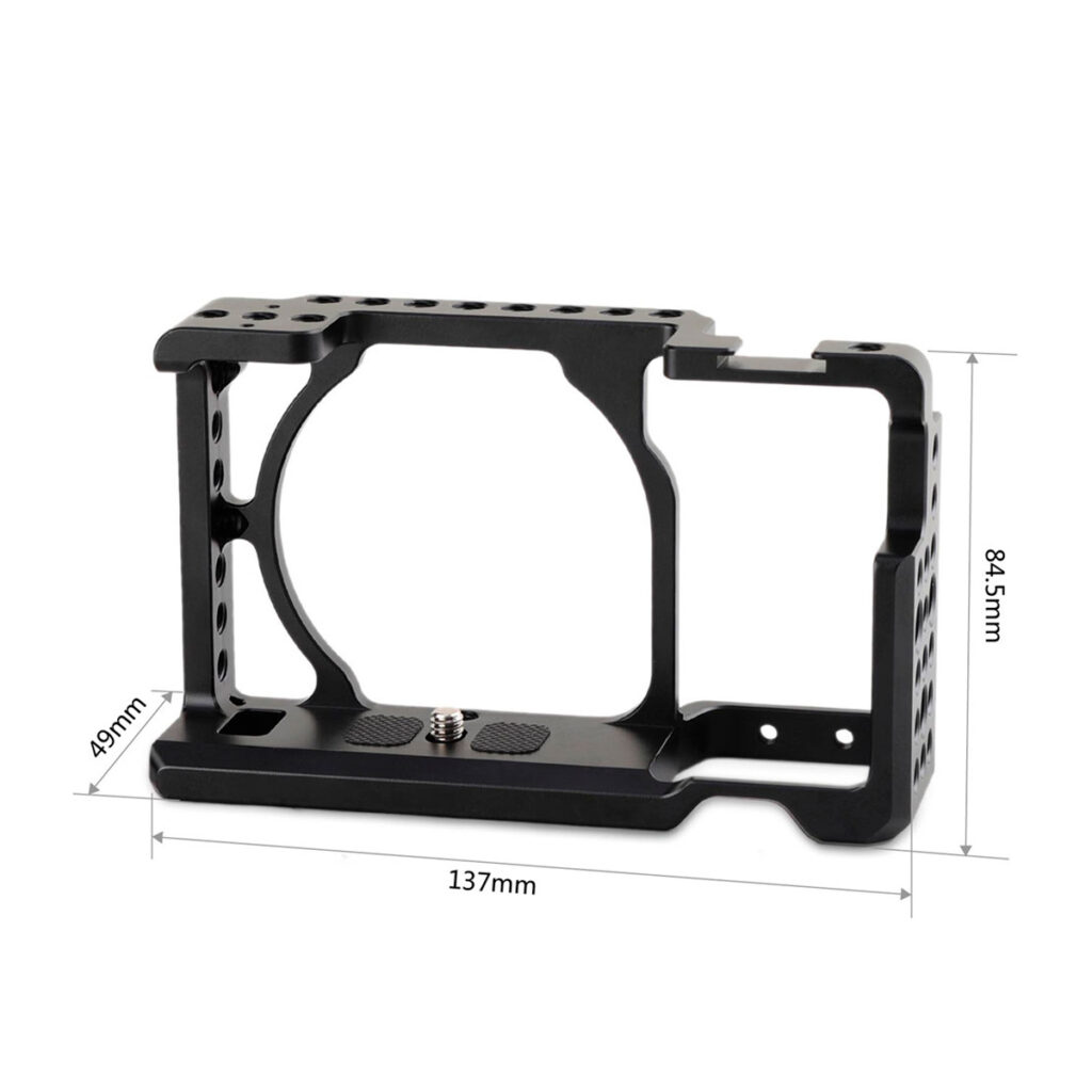 SmallRig-1661-4 SmallRig 1661 Cage for Sony A6000/A6300/A6500 on musta metallinen kamerahäkki, jossa on useita kiinnitysreikiä ja joka on suunniteltu pitämään kamerasi tukevasti paikallaan. Mitat: (leveys) x 49mm (syvyys) x 84,5mm (korkeus).