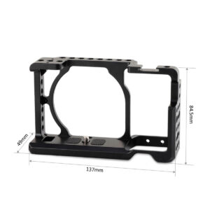 SmallRig-1661-4 SmallRig 1661 Cage for Sony A6000/A6300/A6500 on musta metallinen kamerahäkki, jossa on useita kiinnitysreikiä ja joka on suunniteltu pitämään kamerasi tukevasti paikallaan. Mitat: (leveys) x 49mm (syvyys) x 84,5mm (korkeus).