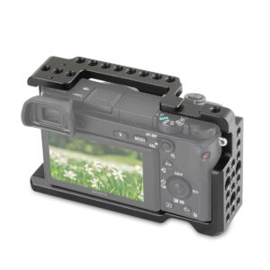 SmallRig-1661-5 SmallRig 1661 Cage for Sony A6000/A6300/A6500 kätkee sisäänsä digitaalikameran, jonka näytöllä näkyy valkoisia kukkia ja vihreää ruohoa. Mustassa häkissä on useita kiinnitysreikiä yläosassa ja sivuilla.