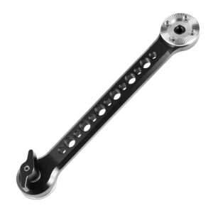 SmallRig-1807-2 SmallRig 1807 ARRI Extension Arm on musta ja hopeinen säädettävä metallivarsi, jossa on useita pyöreitä reikiä, nuppi toisessa päässä ja hammaspyörämäinen nivel toisessa päässä.