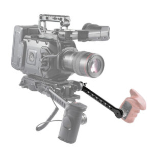 SmallRig-1807-4 Ammattikäyttöön tarkoitetussa videokameralaitteistossa on SmallRig 1807 ARRI Extension Arm - irrotettava puinen kahva oikealla puolella. Kamera ja rig näkyvät harmaasävyisinä, kun taas jatkovarsi näkyy värillisenä.