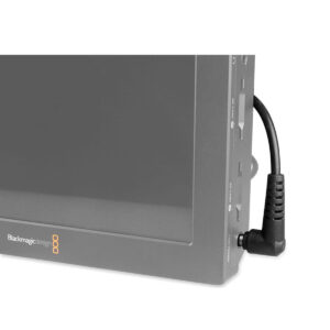 SmallRig-1819-4 Lähikuva monitorin kulmasta, jossa on useita sivupainikkeita ja SmallRig 1819 Power Cable F BMCC / BM Video Assist -virtakaapeli kytkettynä oikeassa reunassa olevaan porttiin. Monitorissa on tyylikäs harmaa kehys.