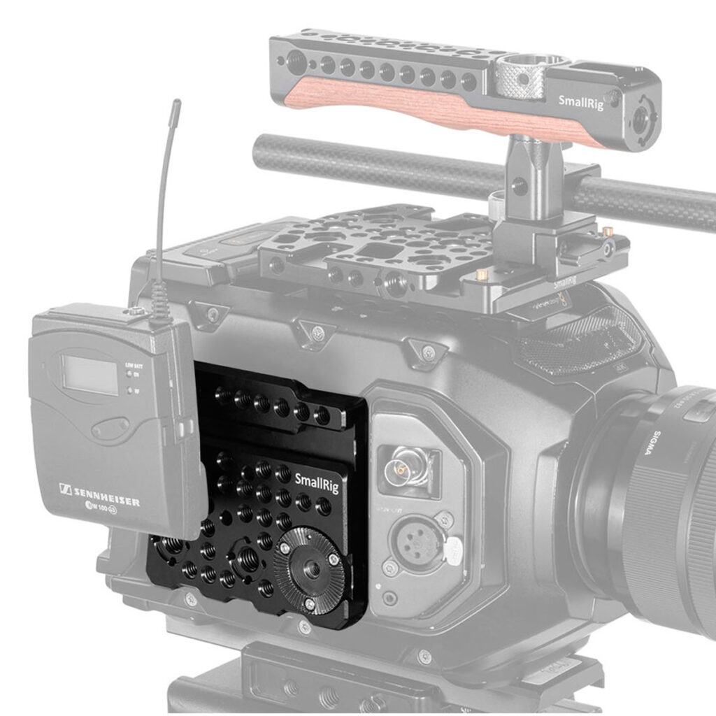 SmallRig-1854-3 Ammattikäyttöön tarkoitettu videokameralaitteisto, jossa on SmallRig 1854 Side Plate BM URSA Minille, kahva ja sivulle asennettu langaton Sennheiser-vastaanotin.