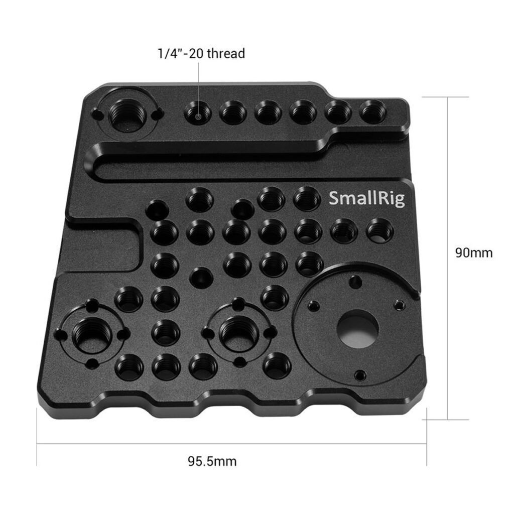 SmallRig-1854-4 SmallRig 1854 Side Plate for BM URSA Mini on musta kiinnityslevy, jossa on useita 1/4-20-kierteisiä reikiä, jonka korkeus on 90 mm ja leveys 95,5 mm, ja sen pinnassa on erilaisia kiinnityspisteitä ja leikkauksia.
