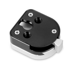 SmallRig-1855-2 Lähikuva SmallRig 1855 QR Mount Device S-Lock -laitteesta, mustasta ja hopeisesta metalliosasta, jossa on kaksi ruuvia, kaksi kierrereikää ja ulkoneva suorakulmainen kieleke, joka mahdollistaa turvallisen kiinnityksen kamerakokoonpanoihin.