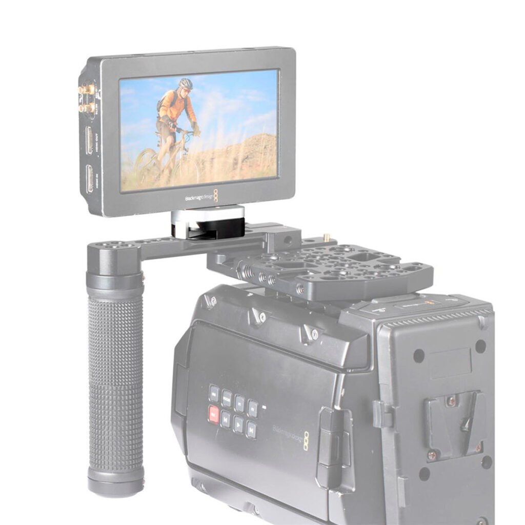 SmallRig-1855-4 SmallRig 1855 QR Mount Device S-Lock -laite näytetään suurella näytöllä, jossa näkyy pyöräilijä polulla; kamera ja kahva on osittain häivytetty, mikä kiinnittää huomion eloisaan näyttöön.
