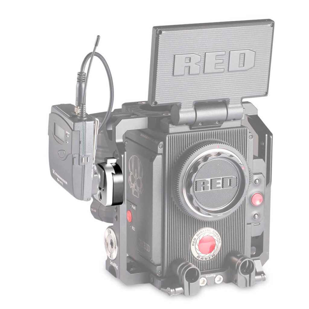 SmallRig-1855-5 RED-elokuvakamerassa on SmallRig 1855 QR Mount Device S-Lock -laite, jossa on langaton äänivastaanotin vasemmalla puolella ja kääntyvä näyttö, jossa näkyy RED-logo ja jossa korostuvat kameran rungon ja lisävarusteiden yksityiskohtaiset ominaisuudet.