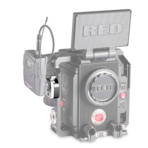 SmallRig-1855-5 RED-elokuvakamerassa on SmallRig 1855 QR Mount Device S-Lock -laite, jossa on langaton äänivastaanotin vasemmalla puolella ja kääntyvä näyttö, jossa näkyy RED-logo ja jossa korostuvat kameran rungon ja lisävarusteiden yksityiskohtaiset ominaisuudet.