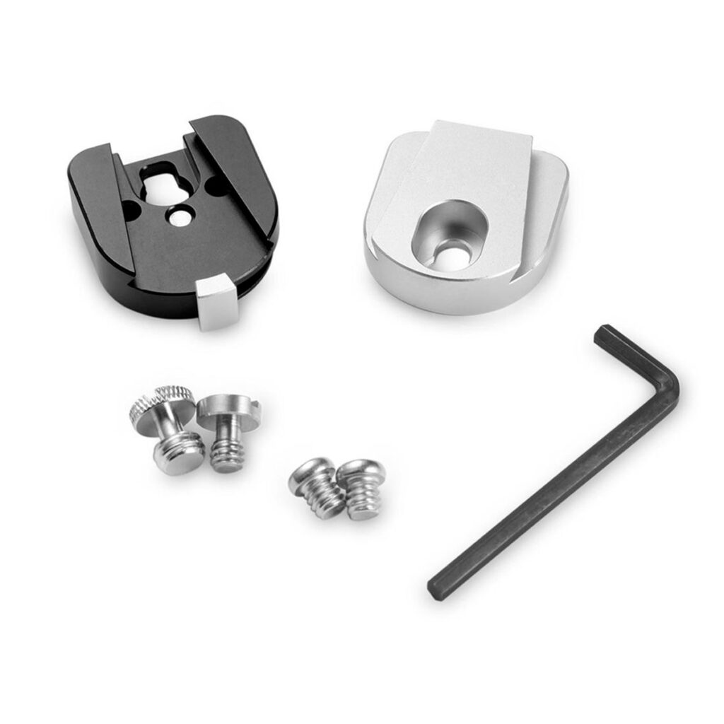 SmallRig-1855-6 SmallRig 1855 QR Mount Device S-Lock -sarja sisältää kaksi metallista kameran kuumakenkäadapteria (musta ja hopea), neljä hopeista ruuvia ja L-muotoisen kuusiokoloavaimen, kaikki valkoisella pohjalla.