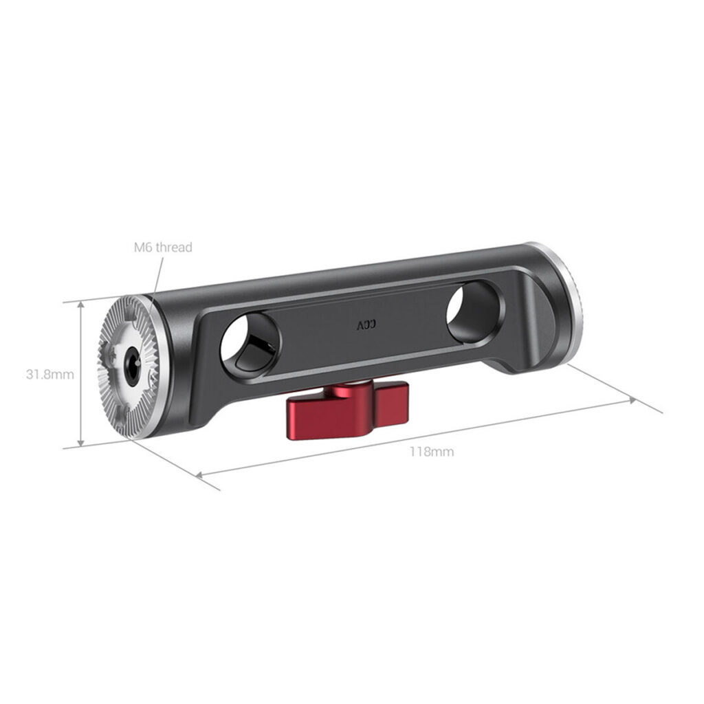 SmallRig-1898-2 SmallRig 1898 15mm Rod Clamp w/ ARRI Rosette on metallinen kameran lisävaruste, jossa on kaksi pyöreää päätä, kaksi keskimmäistä reikää, punainen kiristysnuppi, M6-kierre vasemmassa päässä ja mittatarrat, joissa on 118mm pituus ja 31,8mm korkeus.