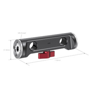 SmallRig-1898-2 SmallRig 1898 15mm Rod Clamp w/ ARRI Rosette on metallinen kameran lisävaruste, jossa on kaksi pyöreää päätä, kaksi keskimmäistä reikää, punainen kiristysnuppi, M6-kierre vasemmassa päässä ja mittatarrat, joissa on 118mm pituus ja 31,8mm korkeus.