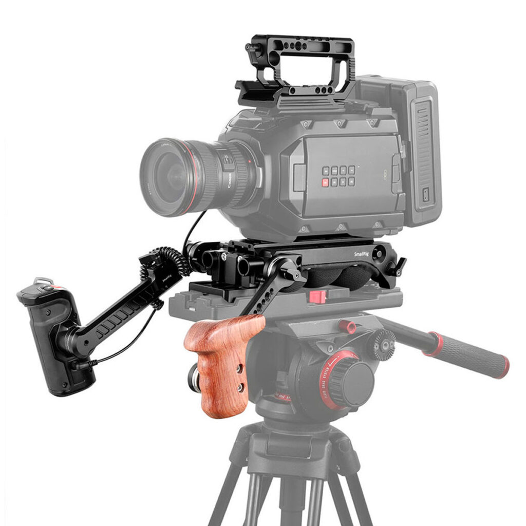 SmallRig 2030 Advanced Accessory Kit BM Ursa Mini/PRO:lle, jossa on mattapintainen laatikko, seurantatarkennus, puinen kahva ja ulkoinen kahva, on kolmijalkaan kiinnitettävä edistyneisiin kuvaus- ja videokuvausasetuksiin.
