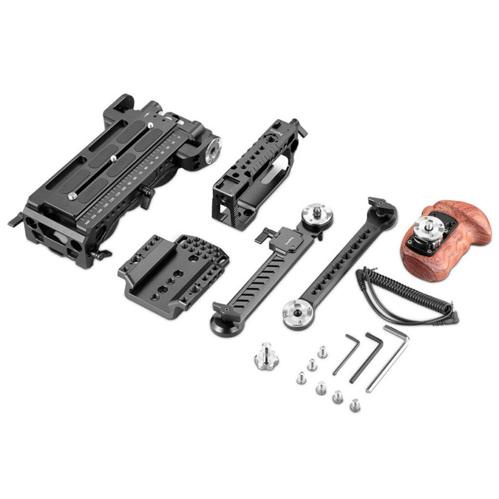 SmallRig 2030 Advanced Accessory Kit BM Ursa Minille / PRO:lle sisältää mustia metalliosia, puisen kädensijan, ruuveja, pultteja, kuusiokoloavaimia ja kiinnityslevyjä siististi valkoisella pohjalla.