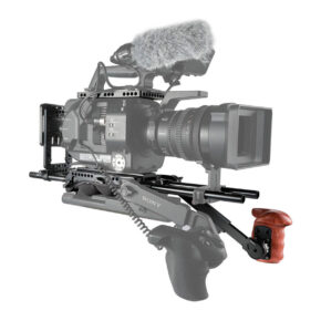 SmallRig-2045 SmallRig 2045 Pro Accessory Kit Sony FS7/FS7II:lle sisältää kiinnitetyn mikrofonin, mattapintaisen laatikon, olkatuen, yläkahvan ja puisen sivukahvan vakaaseen käsivarakuvaukseen.