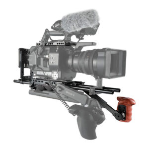 SmallRig-2045 SmallRig 2045 Pro Accessory Kit Sony FS7/FS7II:lle sisältää kiinnitetyn mikrofonin, mattapintaisen laatikon, olkatuen, yläkahvan ja puisen sivukahvan vakaaseen käsivarakuvaukseen.