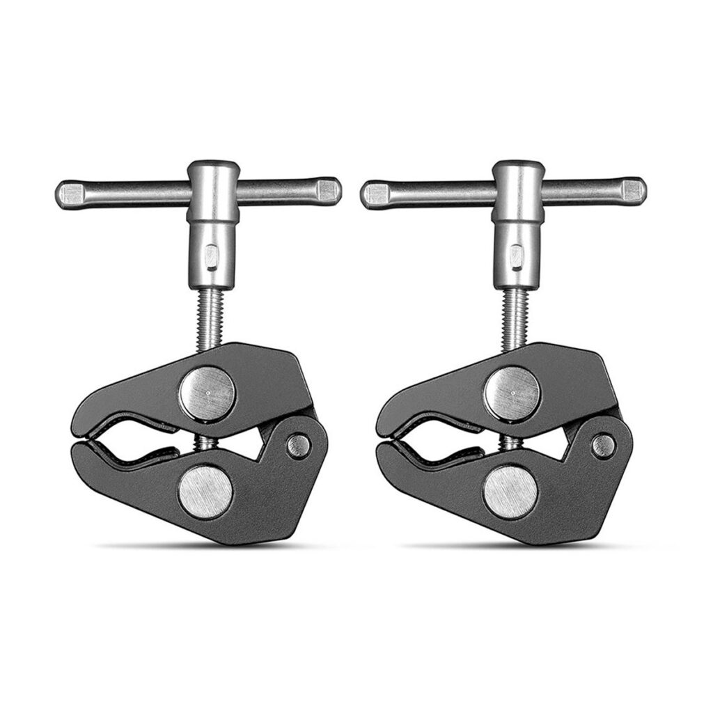 SmallRig-2058 Kaksi identtistä SmallRig 2058 Super Clamps -puristinta, joissa on 1/4" ja 3/8" kierteet, T-palkkikahvat, säädettävät ruuvimekanismit ja tukevat leuat, jotka takaavat turvallisen otteen, ovat esillä vierekkäin valkoista taustaa vasten (2 kpl).