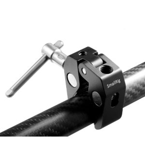 SmallRig-2058-4 Musta SmallRig 2058 Super Clamp, jossa on hopeinen kahva, on kiinnitetty hiilikuitutankoon kameran lisävarusteiden kiinnittämistä varten; siinä on 1/4" ja 3/8" kierteet.