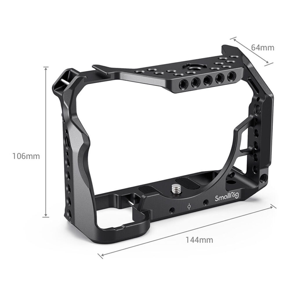 SmallRig 2087 Cage for Sony A7III/A7RIII on musta metallinen kamerahäkki, jossa on useita kiinnitysreikiä ja jonka mitat ovat 144mm × 106mm × 64mm. SmallRigin logo näkyy oikeassa alareunassa.