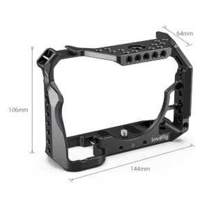SmallRig 2087 Cage for Sony A7III/A7RIII on musta metallinen kamerahäkki, jossa on useita kiinnitysreikiä ja jonka mitat ovat 144mm × 106mm × 64mm. SmallRigin logo näkyy oikeassa alareunassa.