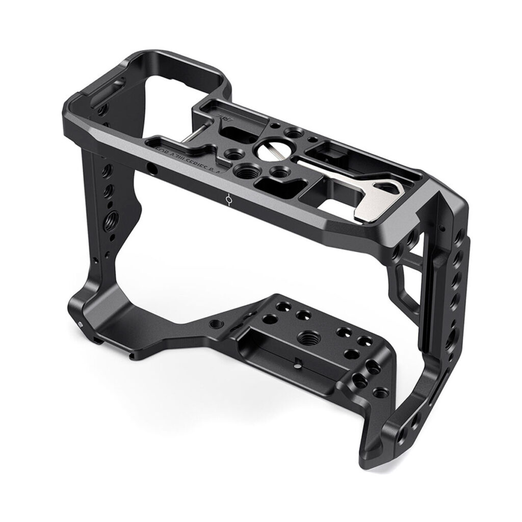 SmallRig 2087 Cage for Sony A7III/A7RIII on musta metallinen, kulmikas ja yksityiskohtaisesti työstetty runko, joka tarjoaa suojaa ja useita kiinnitysreikiä ja -aukkoja lisävarusteiden kiinnittämistä varten.