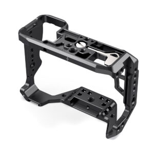 SmallRig 2087 Cage for Sony A7III/A7RIII on musta metallinen, kulmikas ja yksityiskohtaisesti työstetty runko, joka tarjoaa suojaa ja useita kiinnitysreikiä ja -aukkoja lisävarusteiden kiinnittämistä varten.