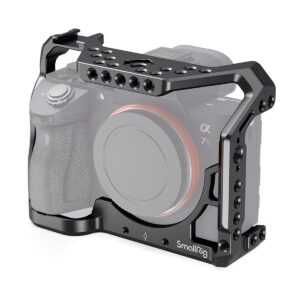 SmallRig-2087 SmallRig 2087 Cage for Sony A7III/A7RIII on musta metallinen häkki, jossa on useita kierrereikiä ja avoin muotoilu, joka on asennettu kameran rungon ympärille tarjoamaan lisälaitteiden kiinnityspisteitä ja lisäsuojaa.