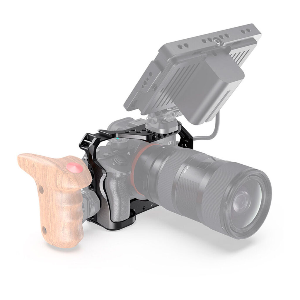 SmallRig 2087 Cage for Sony A7III/A7RIII on ammattikäyttöön tarkoitettu videorig, jossa on tukeva runko, puinen sivukahva, ulkoinen monitorituki ja useita kiinnityspisteitä - ihanteellinen edistyneeseen kuvaamiseen ja videotuotantoon.