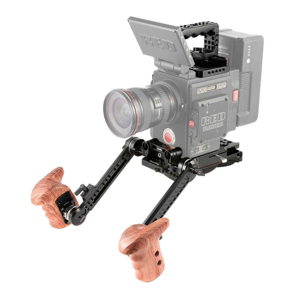 SmallRig-2102 SmallRig 2102 PRO -lisävarustesarja RED DSMC2:lle sisältää asennetun monitorin, säädettävät varret ja kaksi puista kädensijaa vakaaseen käsivarren kuvaamiseen. Pakkauksessa on erilaisia modulaarisia lisävarusteita kameraan.