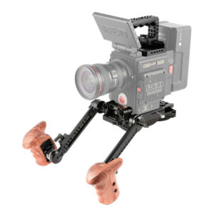 SmallRig-2102 SmallRig 2102 PRO -lisävarustesarja RED DSMC2:lle sisältää asennetun monitorin, säädettävät varret ja kaksi puista kädensijaa vakaaseen käsivarren kuvaamiseen. Pakkauksessa on erilaisia modulaarisia lisävarusteita kameraan.