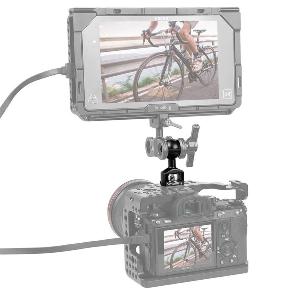 SmallRig-2114-2 Digitaalinen kamera, jonka päälle on asennettu ulkoinen monitori käyttäen SmallRig 2114 -kuulapäätä, jossa on ARRI-paikannustapit, ja molemmissa näkyy liikkuva pyöräilijä.
