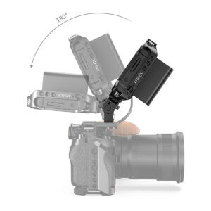 SmallRig-2174-4 Kaavio, jossa SmallRig 2174 Monitor Mount w/ ARRI Locating Pins on kiinnitetty kameran kenkään ja osoittaa useita asentoja sen 180 asteen kiertoalueella. Kamera ja objektiivi ovat harmaita; kiinnike on korostettu mustalla.