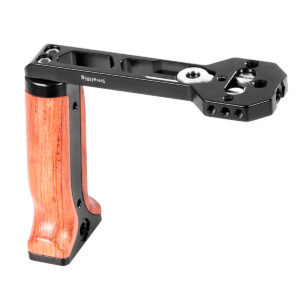 SmallRig-2222-2 SmallRig 2222 Handle Wood DJI / Zhiyun Gimbalissa on puinen kahva ja musta metallinen kiinnike, joka on suunniteltu kiinnitettäväksi kameran rigiin käsittelyn ja vakauden parantamiseksi.