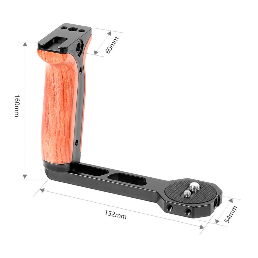 SmallRig-2222-3 SmallRig 2222 Handle Wood for DJI/Zhiyun Gimbal on L-muotoinen kamerakahva, jossa on puinen kahva ja metallinen pohja, jonka korkeus on 160 mm, leveys 152 mm ja syvyys 54 mm. Pyöreässä pohjassa on kaksi näkyvää kiinnitysruuvia.
