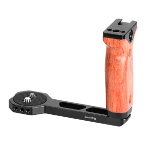 SmallRig-2222 SmallRig 2222 Handle Wood for DJI/Zhiyun Gimbals -laitteille on puinen kahva ja musta metallirunko, joka tarjoaa paremman käsittelyn ja vakauden, kun se on kiinnitetty kameralaitteeseen kuvaamisen aikana.