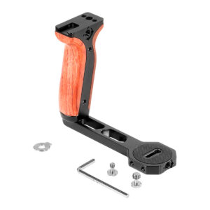 SmallRig-2222-4 SmallRig 2222 Handle Wood for DJI/Zhiyun Gimbal on musta metallinen kamerakahva, jossa on puinen puoli, kuvassa ruuvit, kuusiokoloavain ja aluslevy valkoisella pohjalla.