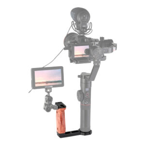 SmallRig-2222-5 Ammattikäyttöön tarkoitettu kamera-asetelma, jossa on asennettu kamera, ulkoinen mikrofoni, sivumonitori ja SmallRig 2222 Handle Wood DJI/Zhiyun gimbal-käsivakauttajalle, eristettynä valkoisella taustalla.