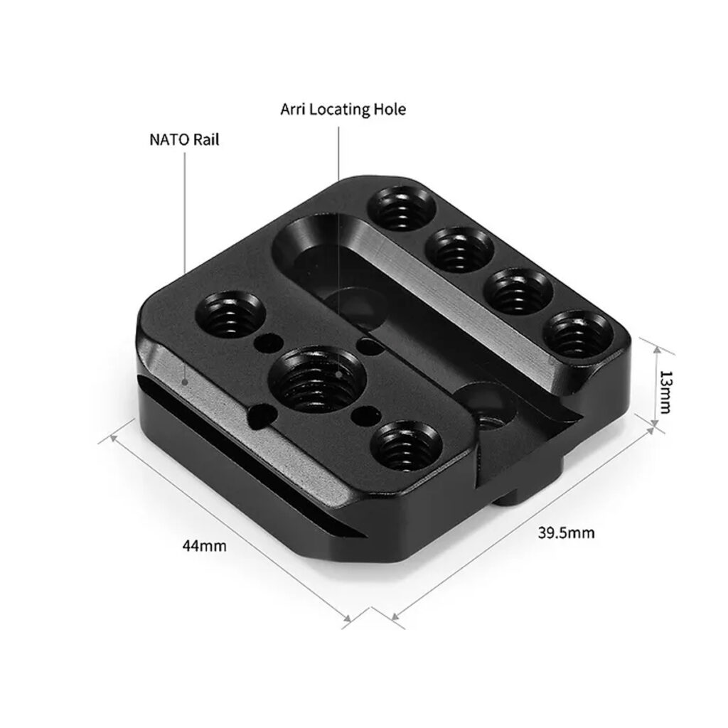 SmallRig-2234-2 SmallRig 2234 -kiinnityslevy DJI Ronin S:lle on musta metallilevy, jossa on useita kierteitettyjä reikiä, joissa on merkinnät NATO-kisko ja Arri-paikannusreikä, ja jonka mitat ovat 44 mm leveä, 39,5 mm syvä ja 13 mm korkea.