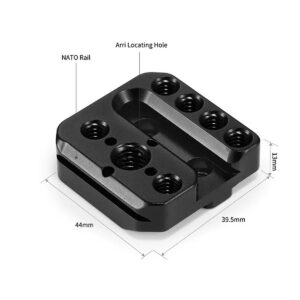 SmallRig-2234-2 SmallRig 2234 -kiinnityslevy DJI Ronin S:lle on musta metallilevy, jossa on useita kierteitettyjä reikiä, joissa on merkinnät NATO-kisko ja Arri-paikannusreikä, ja jonka mitat ovat 44 mm leveä, 39,5 mm syvä ja 13 mm korkea.