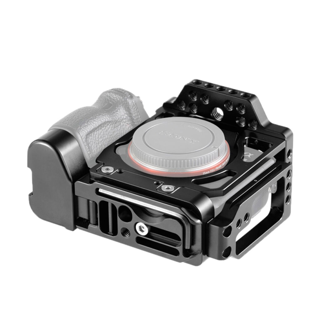 SmallRig-2236-2 SmallRig 2236 Half Cage with ARCA L-Bracket for Sony A7III/A7RIII, musta metallinen häkki, jossa on kuvioitu kahva suojaa ja kiinnitystä varten, näkyy valkoisella pohjalla.