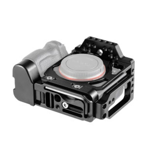 SmallRig-2236-2 SmallRig 2236 Half Cage with ARCA L-Bracket for Sony A7III/A7RIII, musta metallinen häkki, jossa on kuvioitu kahva suojaa ja kiinnitystä varten, näkyy valkoisella pohjalla.
